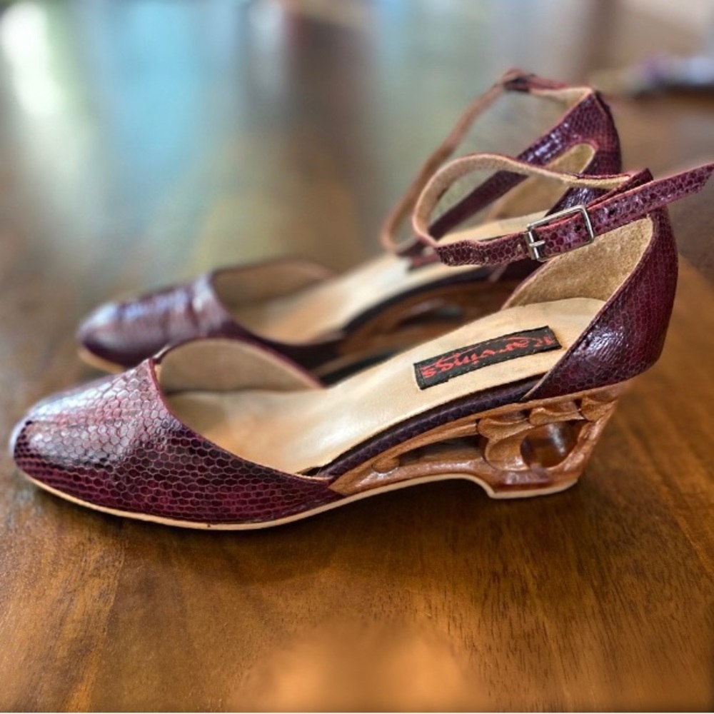 70’s 80’s Vintage Hand carved burgundy wedge mary jane wood shoes 6 by K…